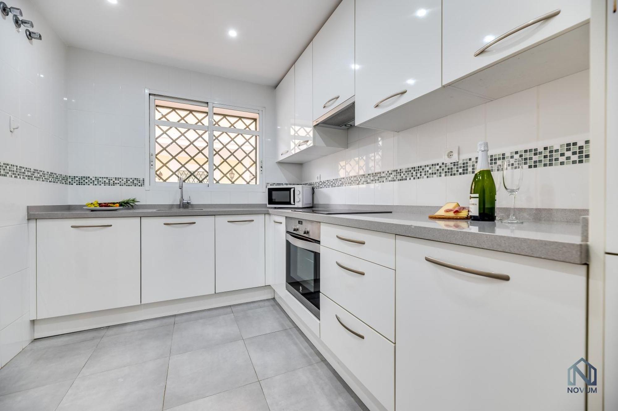 Newly Refurbished 2 Bdrm Amazing Complex W Pools