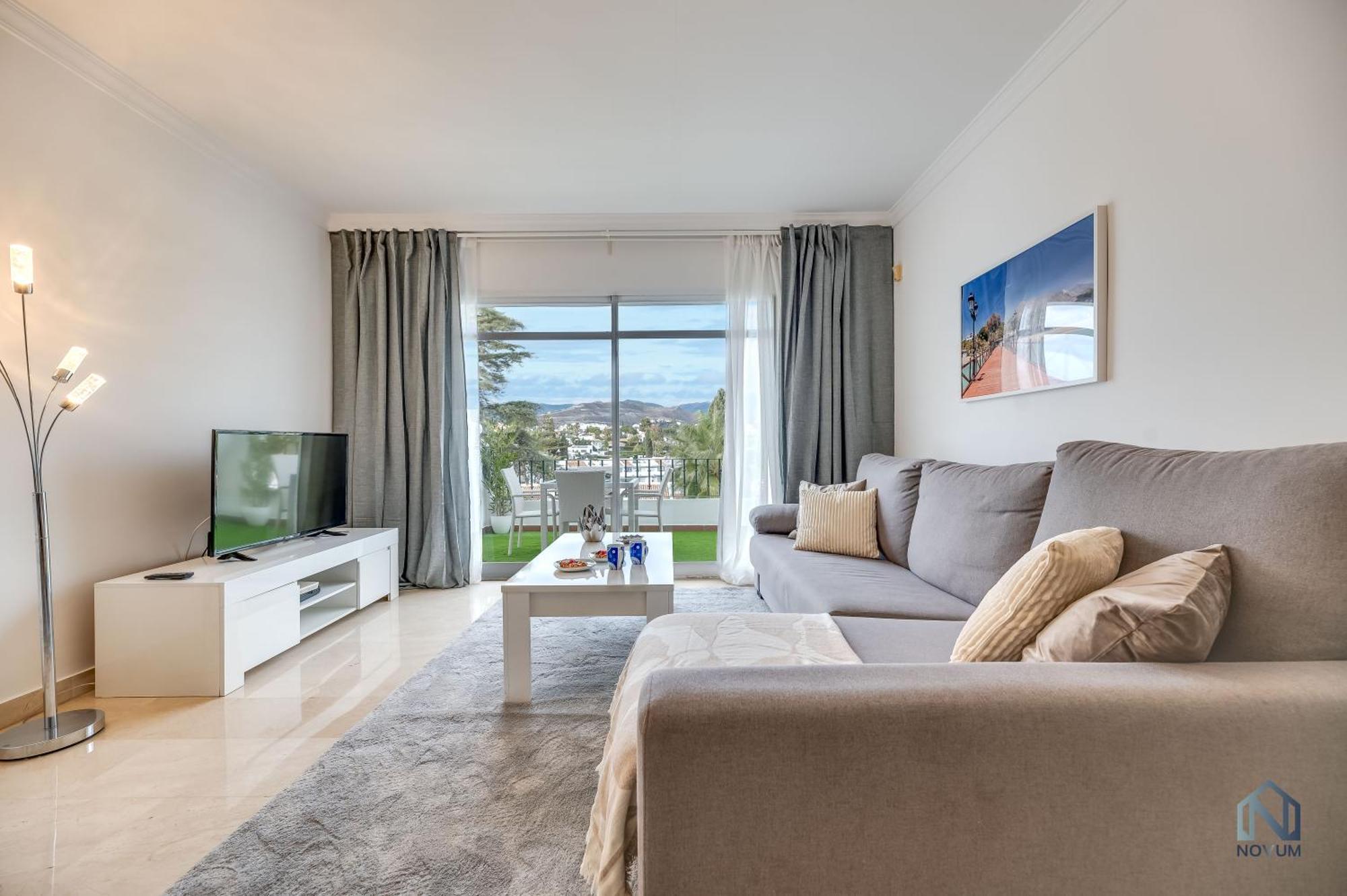 Apartment Newly Refurbished 2 Bdrm Amazing Complex W Pools