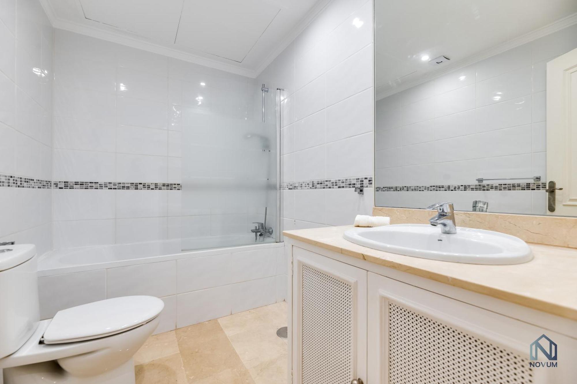 Apartment Newly Refurbished 2 Bdrm Amazing Complex W Pools *