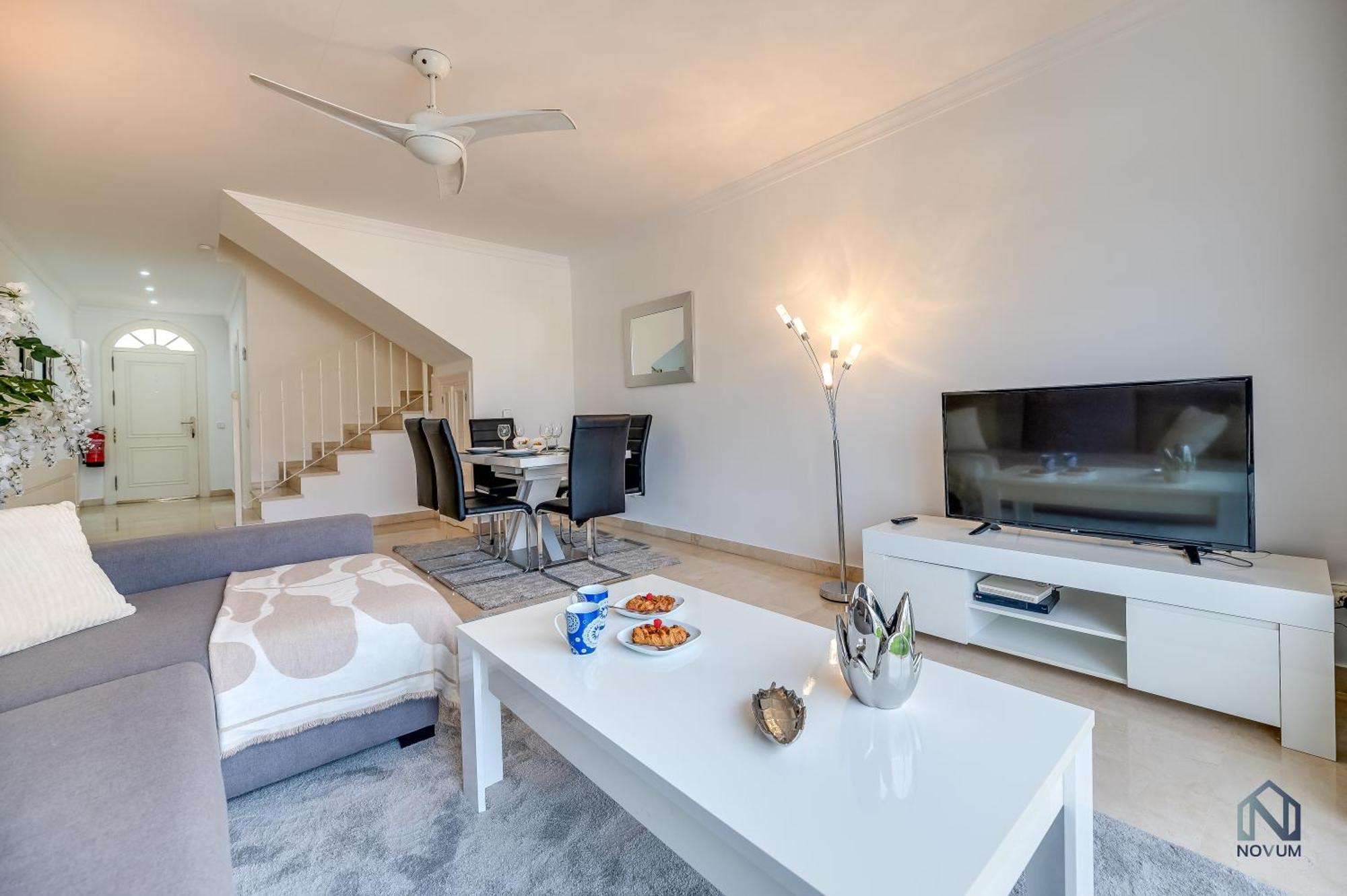 Apartment Newly Refurbished 2 Bdrm Amazing Complex W Pools *