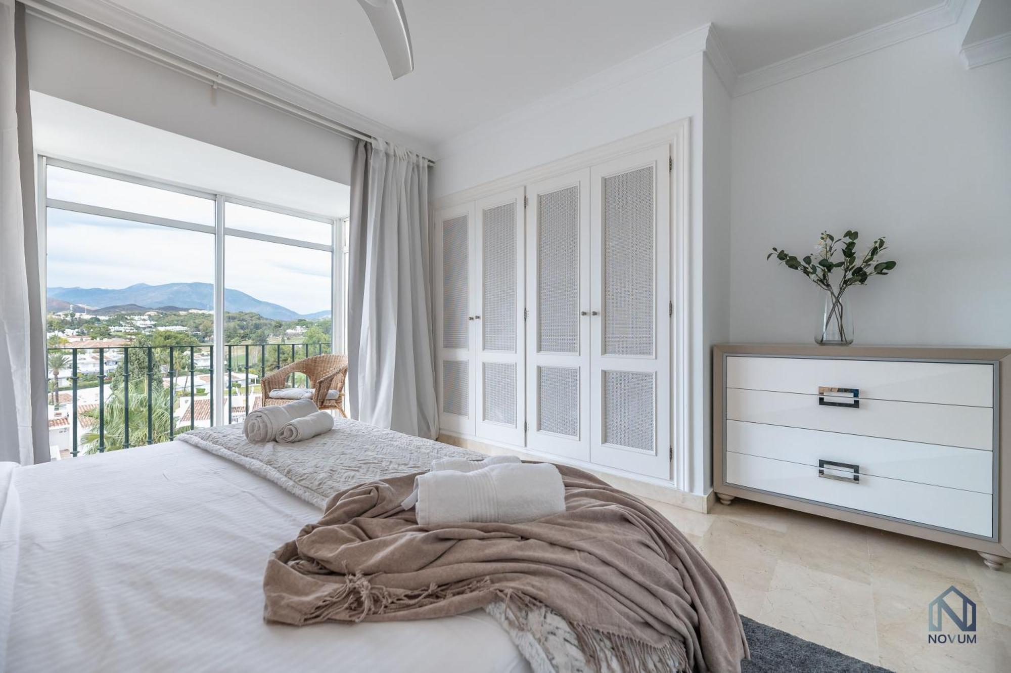 Newly Refurbished 2 Bdrm Amazing Complex W Pools Apartment *